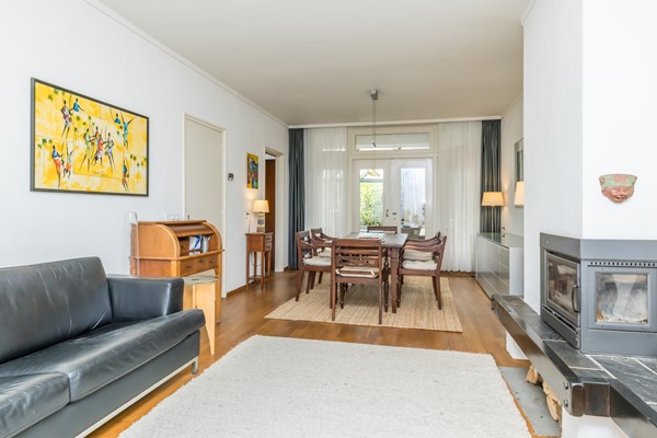 Foto - Te koop: Karakteristiek wonen met de duurzaamheid van nu! Verrassend ruime tussenwoning (1938) met 5 slaapkamers, hybride warmtepomp en Energielabel A nabij het centrum van Heerlen. 